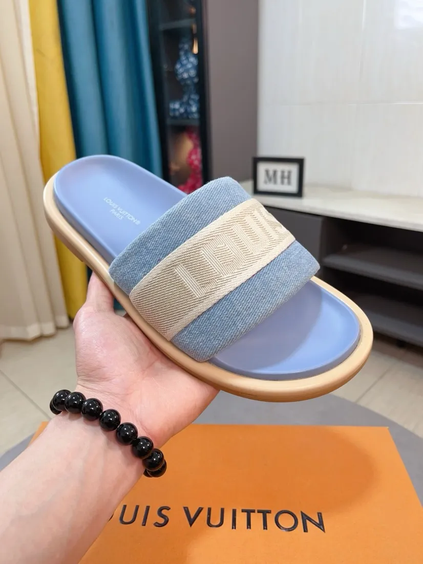 Ex-factory price 360🌹🌹 (lv-Louis Vuitton) New men's slippers, high-end boutique, exquisite embossed logo decoration on the upper, fine workmanship, super soft soles, casual, loose and comfortable, a must-have in summer! \nsize：38-44